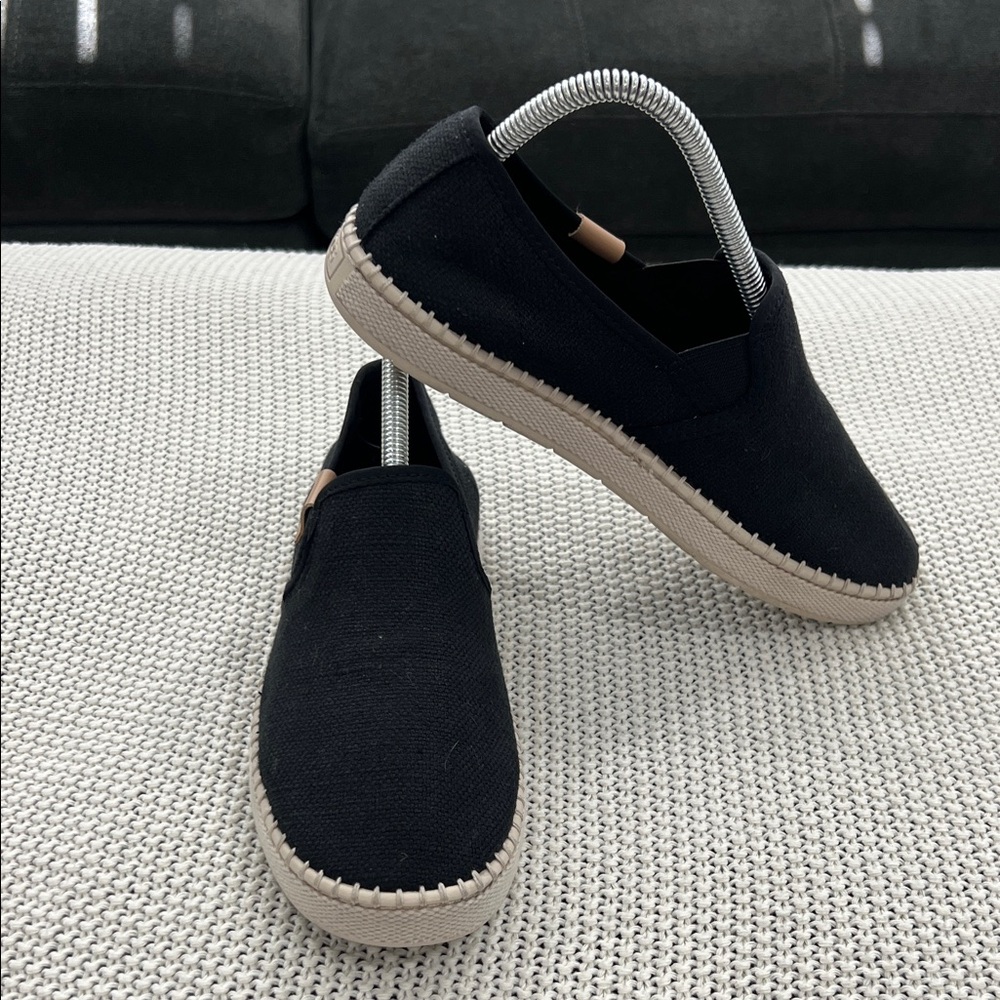 UGG woman’s Black and Tan Casual Slip-Ons - Picture 3 of 12